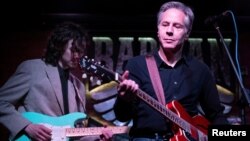 Держсекретар США Ентоні Блінкена грає на гітарі в київському барі, Barman Dictat.