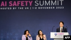 Waziri wa Biashara wa Marekani Gina Raimondo (L) na waziri wa Sayansi Ubunifu na Teknolojia wa Uingereza Michelle Donelan (C) wanamsikiliza naibu waziri wa Sayansi na Teknolojia wa China Wu Zhaohui akizungumza wakati wa mkutano wa usalama wa AI.