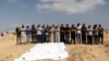 Los dolientes rezan junto a los cuerpos de los palestinos muertos en ataques israelíes debido a una operación militar israelí en Rafah, en medio del conflicto en curso entre Israel y Hamás, en Khan Younis, en el sur de la Franja de Gaza, el 19 de junio de 2024.