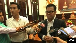 លោក​ជិន ម៉ាលីន​ អ្នកនាំពាក្យក្រសួងយុត្តិធម៌​ ថ្លែងជាមួយ​អ្នកកាសែត​​ នៅក្រសួងយុត្តិធម៌​កាលពីថ្ងៃទី​ ២ ខែ​ឧសភា​ ឆ្នាំ​២០១៩។ (ហ៊ុល រស្មី/VOA) 