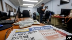 La última edición impresa del periódico El Nuevo Diario descansa sobre un escritorio en la sala de redacción de Managua, Nicaragua, el miércoles 27 de septiembre de 2019. (Foto AP/Alfredo Zúñiga)