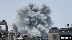 ควันพวยพุ่งขึ้นหลังการโจมตีของอิสราเอลทางตอนเหนือของกาซ่า 18 พ.ค. 2024