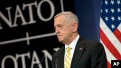 General Mattis Bryusselda NATO qarorgohida so'zlayapti.