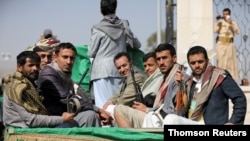FILE PHOTO: Wafuasi wa Kihouthi wakiwa juu ya Lori baada ya kushiriki katika maziko ya wapiganaji wa Kihouthi waliouawa wakipambana na majeshi ya serikali katika jimbo lenye utajiri wa petroli, Marib, Sanaa, Yemen.