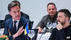 Sekjen NATO Mark Rutte (kiri) berbincang dengan Presiden Ukraina Volodymyr Zelenskyy di markas NATO di Brussels, Belgia, 17 Oktober 2024. (Foto: Olivier Matthys/Pool Photo via AP)