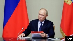 ภาพจากสื่อรัสเซีย Sputnik ปธน.วลาดิเมียร์ ปูติน นั่งเป็นประธานประชุดกับสมาชิกสภาความมั่นคงเกี่ยวกับสถานการณ์ในแคว้นเคิร์สก ที่กรุงมอสโก 9 ส.ค. 2024 (Photo by Aleksey Babushkin / POOL / AFP)