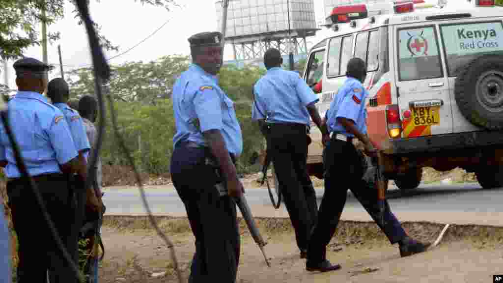 Polisi wa Kenya wakikaribia majengo ya chuo cha Garissa kwa uangalifu mkubwa
