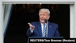 Predsednik SAD Donald Trampa govori sa balkona Bele kuće ( Foto: Rojters/Tom Brenner)