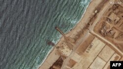 資料照片：這張衛星圖像顯示了2024年5月29日美國在加沙地帶海岸建造的三叉戟碼頭的剩餘部分，此前惡劣天氣將其破壞。(法新社照片)
