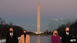 Makamu Rais mteule wa Marekani Kamala Harris (wapili kushoto) na mumewe Douglas Emhoff na Rais mteule wa Marekani Joe Biden (kulia) na mkewe Dkt Jill Biden wakihudhuria Kumbukumbu maalum ya COVID-19 katika viwanja vya Lincoln Memorial mjini Washington, DC, Januari 19, 2021.