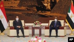 Rais wa Misri Abdel Fattah al-Sisi alipokutana na kiongozi wa Sudan Jenerali Abdel Fattah Abdelrahman al-Burhan katika Ikulu ya Rais huko Khartoum, Sudan, Jumamosi, Machi. 6, 2021.
(AP)
