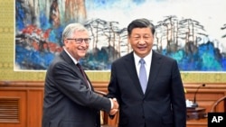 Bill Gates, kiri, bertemu dengan Presiden China Xi Jinping di Beijing, Jumat, 16 Juni 2023. (Yin Bogu/Xinhua via AP)