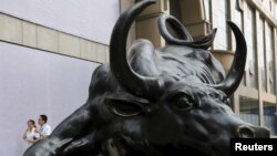 中国北京金融区一家投资公司门前的牛雕塑。（2015年7月10日）