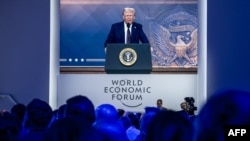 2025年1月23日，美國總統特朗普在瑞士達沃斯舉行的世界經濟論壇(WEF)年會上透過視訊發表演說.