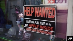 ARHIVA - Oglas za zapošljavanje u izlogu radnje u Južnoj Dakoti (Foto: AP/David Zalubowski)
