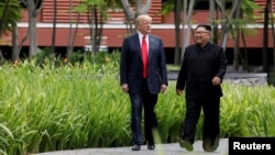AQSh Prezidenti Donald Tramp (chapda) Shimoliy Koreya rahbari Kim Chen Un bilan Singapurda, 2018-yil, 12-iyun.