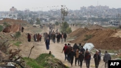 Raseljeni Palestinci prelaze koridor Netzarim dok se kreću ka sjevernim dijelovima pojasa Gaze 9. februara 2025.