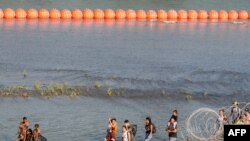 资料照片：2023年7月16日，德克萨斯州伊格尔帕斯的美墨边境的移民。