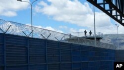 ARCHIVO - Militares hacen guardia en la prisión de Cotopaxi durante un tour organizado para la prensa por el Ejército en un intento de mostrar que han retomado el control en las cárceles, en Latacunga, Ecuador, el 22 de febrero de 2024.
