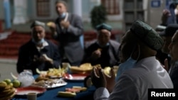 新疆和田加滿清真寺的一名伊瑪目在齋月期間帶領維吾爾信眾祈禱（2021年4月29日）