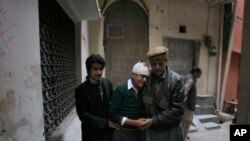 សាច់​ញ្ញាតិ​កំពុង​រំលែក​ទុក្ខ​សិស្ស ​Mohammad Baqair ដែល​រង​របួស​ (កណ្តាល)​ ហើយ​ម្តាយ​ដែល​ជា​គ្រូ​បង្រៀន​ក៏​ត្រូវ​បាន​សម្លាប់​ដោយ​ក្រុម​តាលីបាន​នៅ Peshawar នៃ​ប្រទេស​ប៉ាគីស្ថាន ​កាល​ពីថ្ងៃទី១៦ ខែធ្នូ ឆ្នាំ២០១៤។