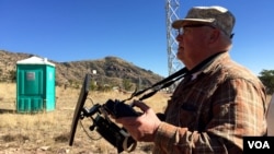 Glenn Spencer flies his drone above an integrated fixed tower along the southern Arizona border. (R. Taylor/VOA)