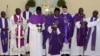 Messe funéraire à l'église catholique en mémoire du général Adolphe Nshimirimana, un haut gradé des services sécuritaires à Bujumbura, le 22 août 2015. (Photo REUTERS/Evrard Ngendakumana)