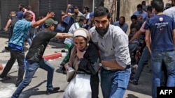 Palestinci beže iz zgrade koju je gađao Izrael