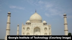 تاج محل د مغل واکمنۍ تر ټولو یوه ستره هنري برخه ده چې د هند د معمارۍ او ابادۍ یوه مهمه او تاریخي ودانۍ بلل کیږي.