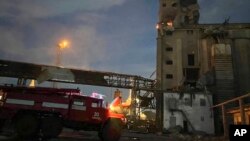 រូបថត​ផ្តល់​ឱ្យ​​នេះ​បង្ហាញ​ក្រុម​អ្នក​ជួយ​សង្គ្រោះ​ ធ្វើ​ការ​នៅ​កន្លែង​រង​ការ​វាយប្រហារ​ដោយ​ដ្រូន នៅ តំបន់​ក្រុង Odesa របស់​អ៊ុយក្រែន កាល​ពី​ថ្ងៃ​ទី​២ ខែ​សីហា ឆ្នាំ​២០២៣។