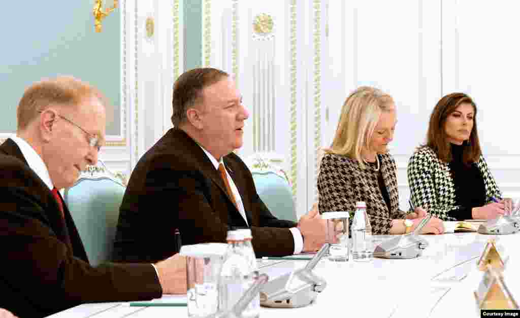 2-fevral kuni AQSh Davlat kotibi Mayk Pompeo Nur-Sultonda Qozog'iston Prezident Qosim-Jo'mart Tokayev, Tashqi ishlar vaziri Muxtor Tleuberdi bilan muloqot qildi. Pompeo Ameriika elchixonasida ham bo'ldi. Uyg'ur oilalar bilan ham uchrashdi. AQSh Qozog'iston va qo'shni davlatlarni Xitoyga biror uyg'urni topshirmaslikka chaqirmoqda.