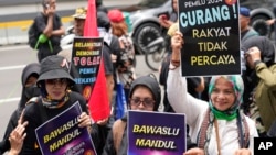 Para pengunjuk rasa meneriakkan slogan-slogan saat unjuk rasa menentang dugaan kecurangan pemilu presiden 14 Februari di luar kantor Bawaslu di Jakarta, Senin, 19 Februari 2024. (Foto: AP/Achmad Ibrahim)