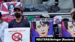 ក្រុមបាតុករបានកាន់បដានានាចូលរួមបាតុកម្មតវ៉ាប្រឆាំងនឹងរដ្ឋប្រហារយោធា នៅទីក្រុងរ៉ង់ហ្គូន មីយ៉ាន់ម៉ា កាលពីថ្ងៃទី១៤ ខែកុម្ភៈ ឆ្នាំ២០២១។