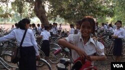 青年新政两议员再闯立法会大会试图宣誓不果 （美国之音汤惠芸/海彦拍摄 ） 