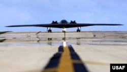 AQShning B2 bombardimonchi samolyoti, uzoq masofaga uchadi, radarda ko'rinmaydi