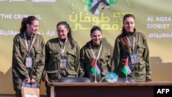 ပြန်လည်လွတ်မြောက်လာတဲ့ Hamas အဖွဲ့ ဓားစာခံအဖြစ် ဖမ်းဆီးထားတဲ့ အစ္စရေးအမျိုးသမီးငယ် ၄ ယောက် (Photo by Omar AL-QATTAA / AFP)