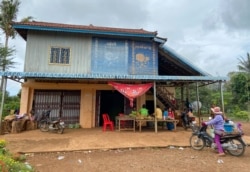 Young students gather at a house while on a break from homeschool in Samlout district, Battambang province, Cambodia, June 17, 2020. (Hean Socheata/VOA Khmer)