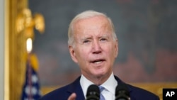 „Со нетрпение очекувам што е можно поскоро да ѝ посакам на Шведска добредојде како членка на НАТО, и ги охрабрувам Турција и Унгарија да ги завршат своите процеси за ратификација без одлагање“, порача Бајден. 