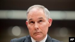 L'administrateur de l'Agence de protection de l'environnement, Scott Pruitt, comparaît devant un sous-comité sénatorial permanent des finances, de l'environnement et des agences connexes, au Capitole, à Washington, le 16 mai 2018. 