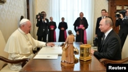 Vladimir Putin, que ha visto al papa en dos ocasiones anteriores, llegó al Vaticano al comienzo de una visita de 10 horas a Italia, que también incluye conversaciones con el Primer Ministro Giuseppe Conte.