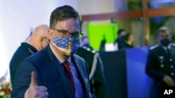 El embajador de EE. UU. en Brasil, Todd C. Chapman, llega a una ceremonia oficial en la Base Aérea, en Brasilia, el 28 de abril de 2021. (AP Foto/Eraldo Peres, File)