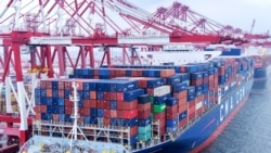 3月4日，一艘貨櫃船停靠中國山東省青島港。