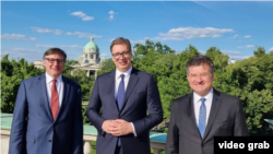 Specijalni izaslanik Stejt departmenta Metju Palmer, predsednik Srbije Aleksandar Vučić i specijalni izaslanik EU za dijalog Miroslav Lajčak u Predsedništvu Srbije (foto: Instagram)