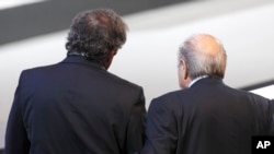Joseph Blatter, ancien président de la Fifa, à gauche, et Michel Platini, ancien président de l’UEFA, à droite, tous deux démis de leur fonction, se tiennent lors du 61e congrès de la Fifa à Zurich, Suisse, 1er juin 2011.
