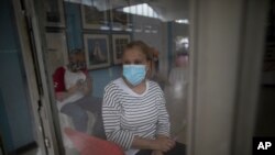 Maritza Díaz, de 63 años, espera ser inoculada con una dosis de la vacuna Sputnik V COVID-19 en el hospital público Pérez Carreño en Caracas, Venezuela, el 9 de abril de 2021.
