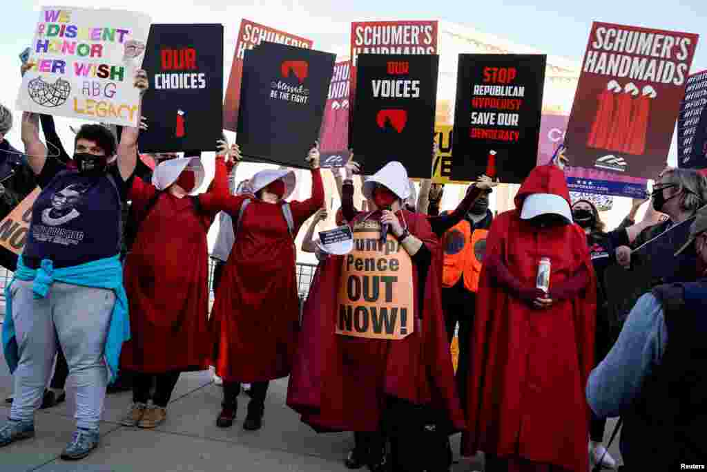 Activistas que se oponen y apoyan la nominación de Barrett protestan fuera de la Corte Suprema Suprema en Washington, DC.
