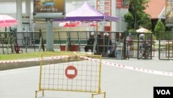 រូបឯកសារ៖ អាជ្ញាធរ​រឹតបន្តឹង​ការ​ធ្វើ​ដំណើរ​កាន់​តែ​ខ្លាំង បន្ទាប់​ពី​អនុវត្ត​បំរាម​គោចរ​អស់រយៈពេល​មួយ​សប្តាហ៍ រាជធានីភ្នំពេញ នៅថ្ងៃទី២១ ខែមេសា ឆ្នាំ២០២១។ រាជធានី​ភ្នំពេញ​មាន​សភាព​ស្ងប់ស្ងាត់ ក្នុង​អំឡុងពេល​បិទខ្ទប់នេះ។ (ហ៊ាន សុជាតា/វីអូអេ)