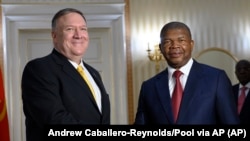 Waziri wa Mambo ya Nje Mike Pompeo (kushoto) akiwa na Rais wa Angola João Lourenço, Jumatatu Februari 17, 2020.(Andrew Caballero-Reynolds/Pool via AP) 