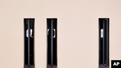 美聯社攝影記者從荔枝角拘留中心的窗戶外拍攝到黎智英（圖中）的身影。（美聯社照片）