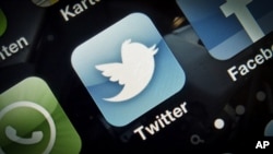 ARCHIVO - Logo de aplicación de Twitter en un teléfono móvil. 